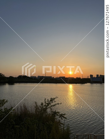 夕陽融入水天一色，如同記憶 127671495