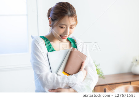 young woman      127671585