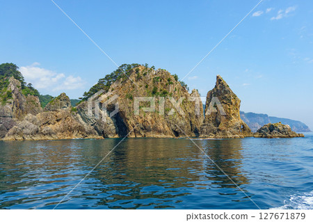 從觀光船上欣賞崎嶇的三陸海岸線 從觀光船上欣賞崎嶇的三陸海岸線 127671879