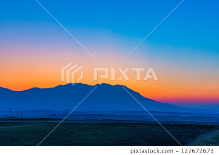 (Kumamoto Prefecture) View of the Kuju Mountain Range from Daikanbo in Aso at dawn/before sunrise 127672673