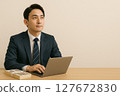 一名男子在電腦前思考 127672830