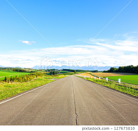 北海道美瑛的清爽道路景觀 127673810