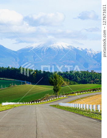 北海道美瑛的清爽道路景觀 127673811