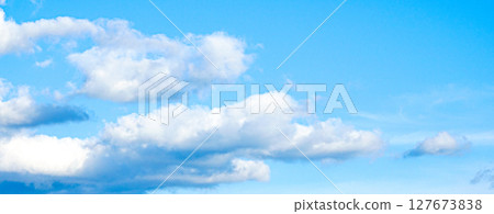 藍天白雲的簡單風景 127673838