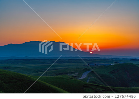 (Kumamoto Prefecture) View of the Kuju Mountain Range and sunrise from Daikanbo in Aso (Kumamoto Prefecture) View of the Kuju Mountain Range and sunrise from Daikanbo in Aso 127674486