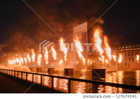 燃燒的火焰和巨大的屋頂環 127674593