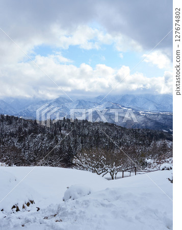 從中山道馬籠宿的觀景台眺望的惠那山雪景 127674802