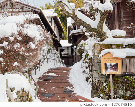 中山道妻籠宿的白雪覆蓋的古老街道 127674810