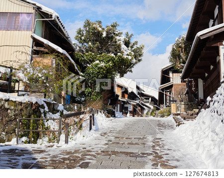 中山道熱門旅遊景點馬籠宿的雪景 127674813