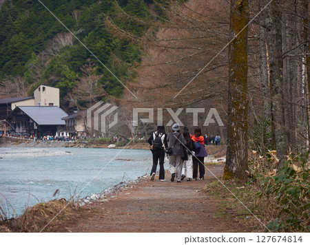 初夏時節，一名女遊客在熱門旅遊景點上高地的梓川沿岸漫步 127674814