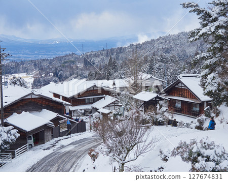 冬季從中山道的觀光勝地馬籠宿的觀景台眺望的惠那山雪景 冬季從中山道的觀光勝地馬籠宿的觀景台眺望的惠那山雪景 127674831