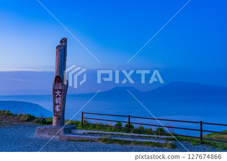 (Kumamoto Prefecture) Aso - View of the inner rim from Daikanbo peak at dawn 127674866