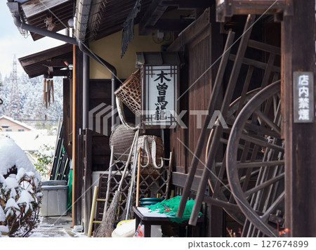 中山道上的旅遊景點馬籠宿的冬季舊街景 127674899