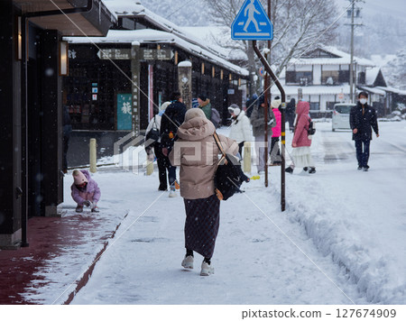 Snow-covered old townscape and tourists in Magome-juku, a tourist spot on the Nakasendo road in winter 127674909