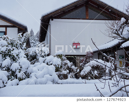 冬季中山道上的旅遊景點－馬籠宿舊街的郵局被大雪覆蓋 127674923