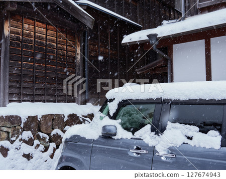 Snowy scenery of the old townscape of Magome-juku on the Nakasendo road 127674943