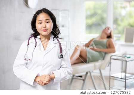 Asian doctor presenting cosmetology anti-aging beauty procedures Asian doctor presenting cosmetology anti-aging beauty procedures 127675582