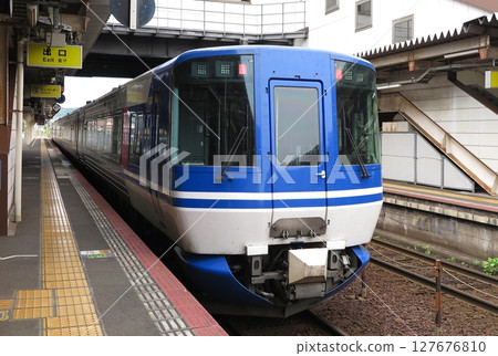 Chizu Express/JR West's "Super Hakuto" express train (through-type leading car side) Chizu Express/JR West's "Super Hakuto" express train (through-type leading car side) 127676810