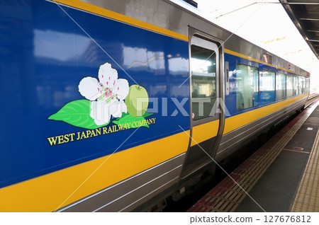 JR西日本Kiha 187系列柴油特快「超松風號」 - 停靠車站時的車身特寫 127676812