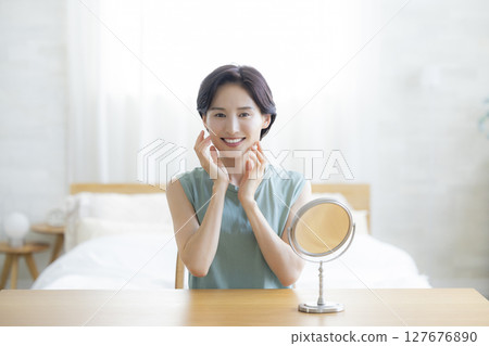 一位女士在臥室裡做皮膚護理 一位女士在臥室裡做皮膚護理 127676890