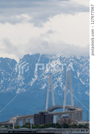 Shinminato Bridge and the Tateyama mountain range, Imizu City, Toyama Prefecture Shinminato Bridge and the Tateyama mountain range, Imizu City, Toyama Prefecture 127677067