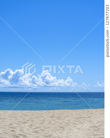 Summer sky, horizon and sandy beach (KIN Sunrise Beach) Summer sky, horizon and sandy beach (KIN Sunrise Beach) 127677203