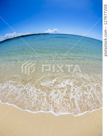 沖繩金色日出海灘的海岸風光，海浪清澈 127677208