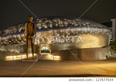 韓國首爾 — 夜晚空無一人的東大門設計廣場(DDP) 韓國首爾 — 夜晚空無一人的東大門設計廣場(DDP) 127677634