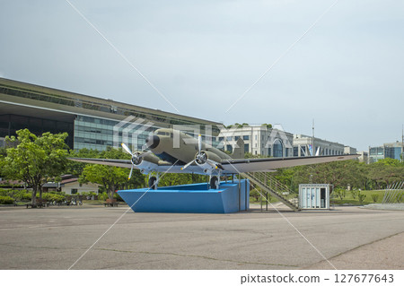 建築物內的螺旋槳飛機 建築物內的螺旋槳飛機 127677643