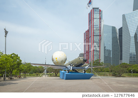 建築物內的螺旋槳飛機 127677646