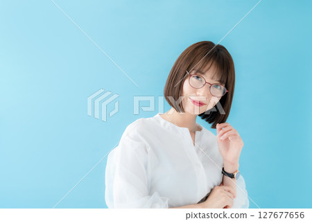 戴眼鏡的女人 127677656