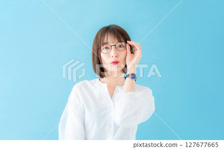 戴眼鏡的女人 127677665