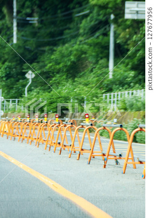 道路上設置路障 道路上設置路障 127677956