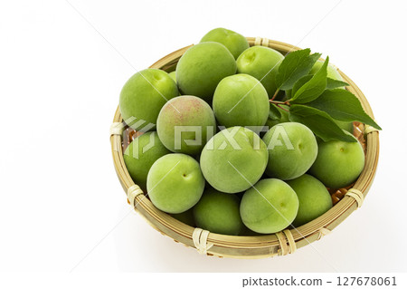 白色背景的青梅 白色背景的青梅 127678061