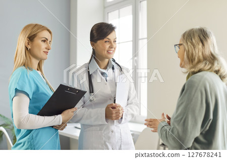 Senior woman consultation, nursing care, health of elderly, doctor explaining, geriatric nurse  127678241