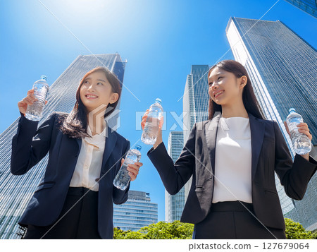 一名女子在辦公區喝水 127679064