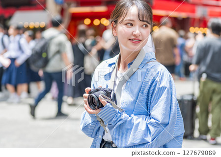 Young and cute woman enjoying her hobby of photography in Osaka's entertainment district | Photo taken in Osaka Prefecture Young and cute woman enjoying her hobby of photography in Osaka's entertainment district | Photo taken in Osaka Prefecture 127679089