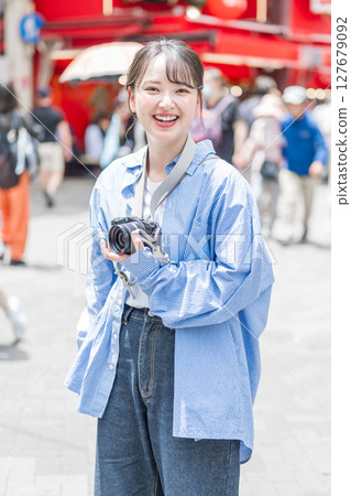 年輕可愛的女性在大阪的娛樂區享受她的攝影愛好|照片拍攝於大阪府 127679092