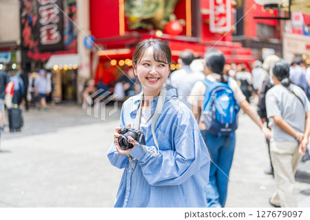 年輕可愛的女性在大阪的娛樂區享受她的攝影愛好|照片拍攝於大阪府 127679097
