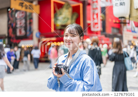 Young and cute woman enjoying her hobby of photography in Osaka's entertainment district | Photo taken in Osaka Prefecture Young and cute woman enjoying her hobby of photography in Osaka's entertainment district | Photo taken in Osaka Prefecture 127679101