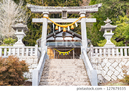 奧飛騨溫泉鄉神明神社的鳥居(出湯祭會場)。神明神社有一個名為「雞舞」的當地表演藝術。岐阜縣高山市奧飛騨溫泉。 奧飛騨溫泉鄉神明神社的鳥居(出湯祭會場)。神明神社有一個名為「雞舞」的當地表演藝術。岐阜縣高山市奧飛騨溫泉。 127679335