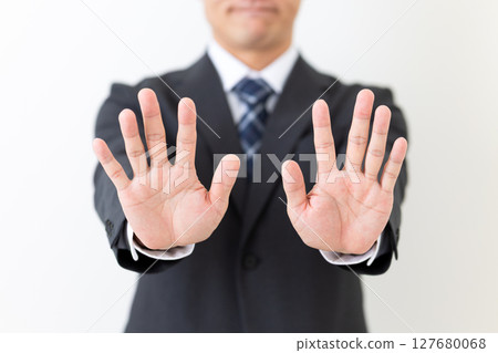 西裝革履的中年男性商人雙手拒絕 127680068