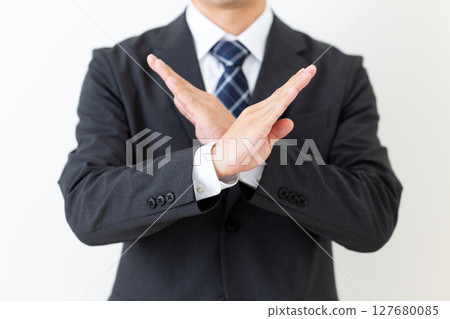 穿西裝的中年男商人做十字架手勢 穿西裝的中年男商人做十字架手勢 127680085