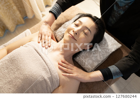 接受按摩治療的女人 接受按摩治療的女人 127680244
