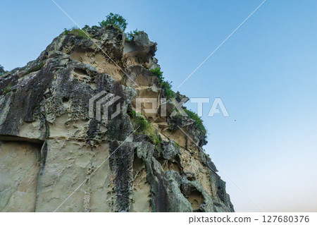 岩層細節與晴朗天空的對比 岩層細節與晴朗天空的對比 127680376