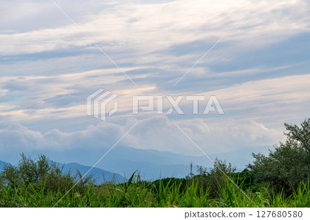 在雨季的多雲天空 127680580