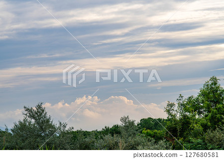 在雨季的多雲天空 127680581