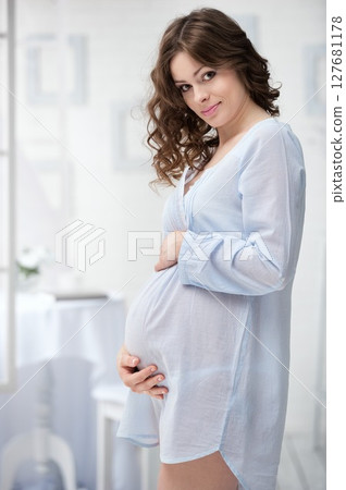 Portrait of the young pregnant woman 127681178