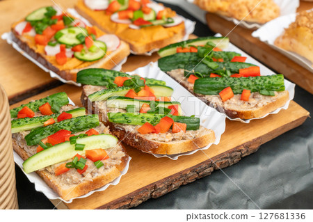 Polish traditional sandwiches with lard, bell pepper and fresh cucumbers 127681336