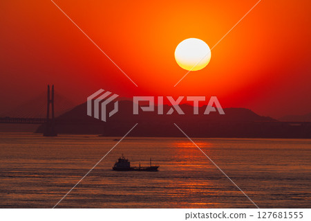 <Kagawa Prefecture> Evening view of the Great Seto Bridge and the ocean 127681555